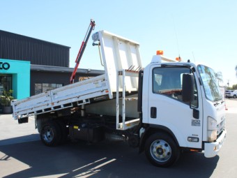 Isuzu NPR300 2014 Used