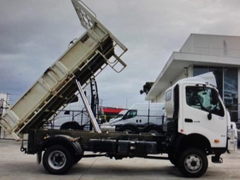 Hino 817-4x4-tipper 2022 Used